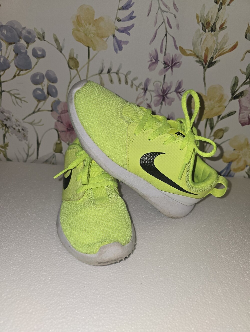 Nike Roshe Junior Spikeless Sport Golf Shoes 909250 700 Size 1 YOUTH Volt GREEN